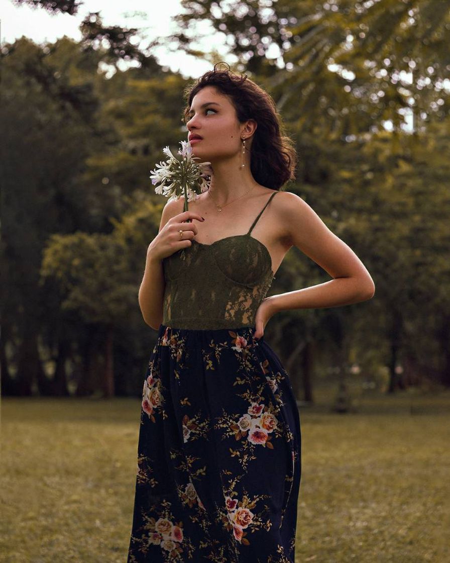 Fashion Braço como apoio já cintura, mão segurando flor 