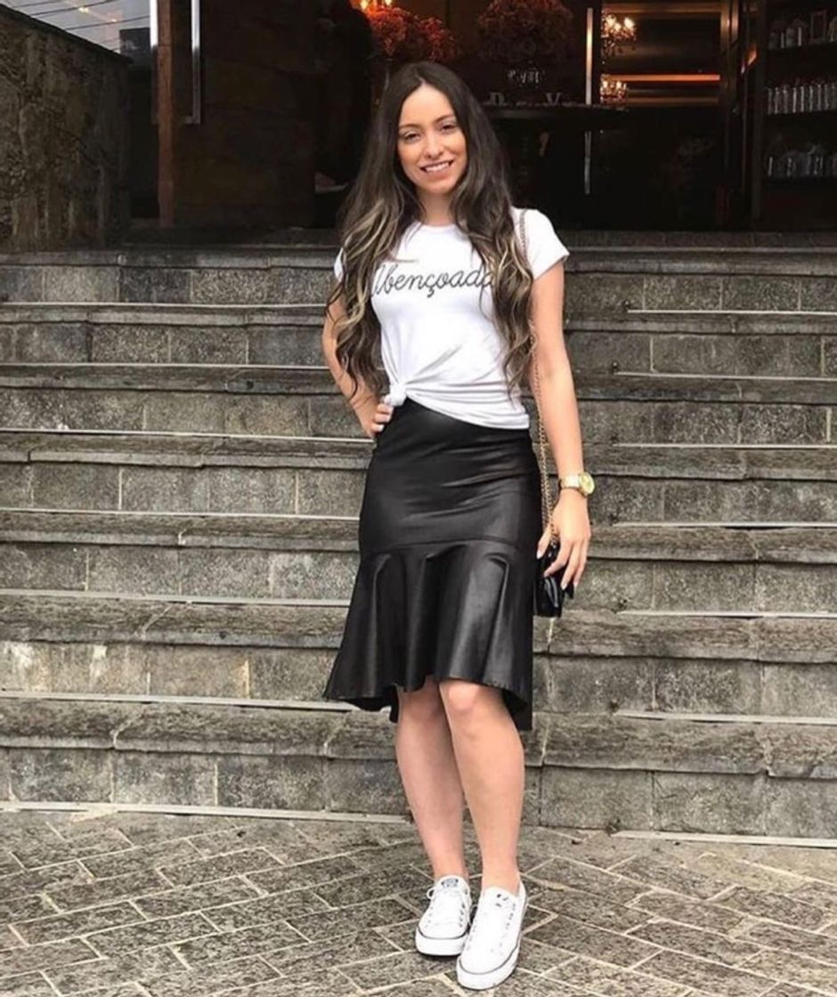 Fashion Saia preta com t-shirt branca🖤🥰