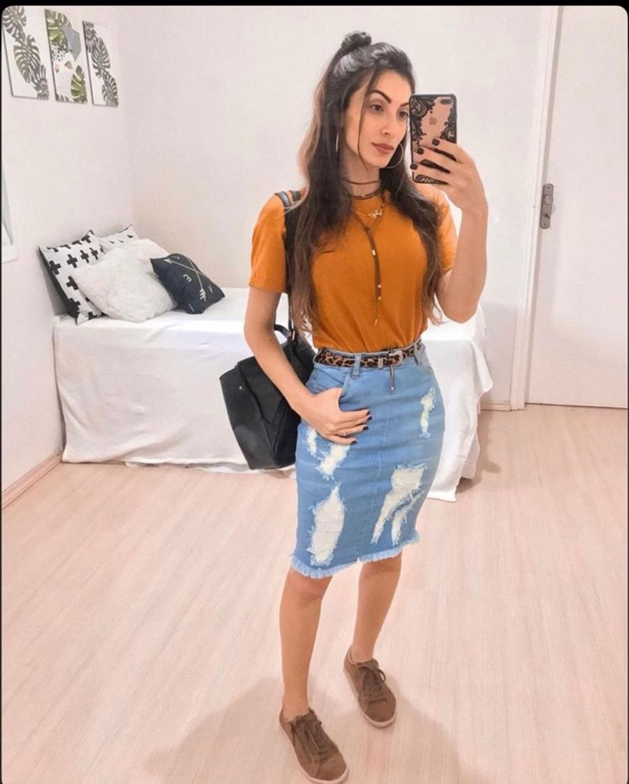 Fashion Saia jeans clara com blusa amarela e cinto de onça 🐆🧡