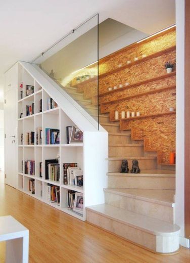 Escadas com estante para livros 