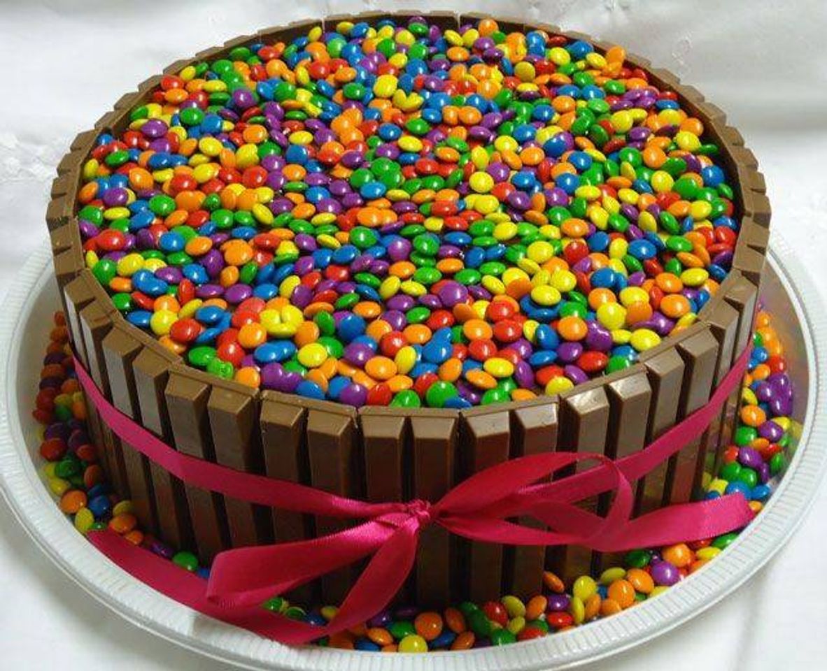 Bolo KitKat e M&M's