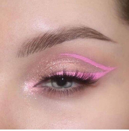 maquiagem simples com delineado rosa
