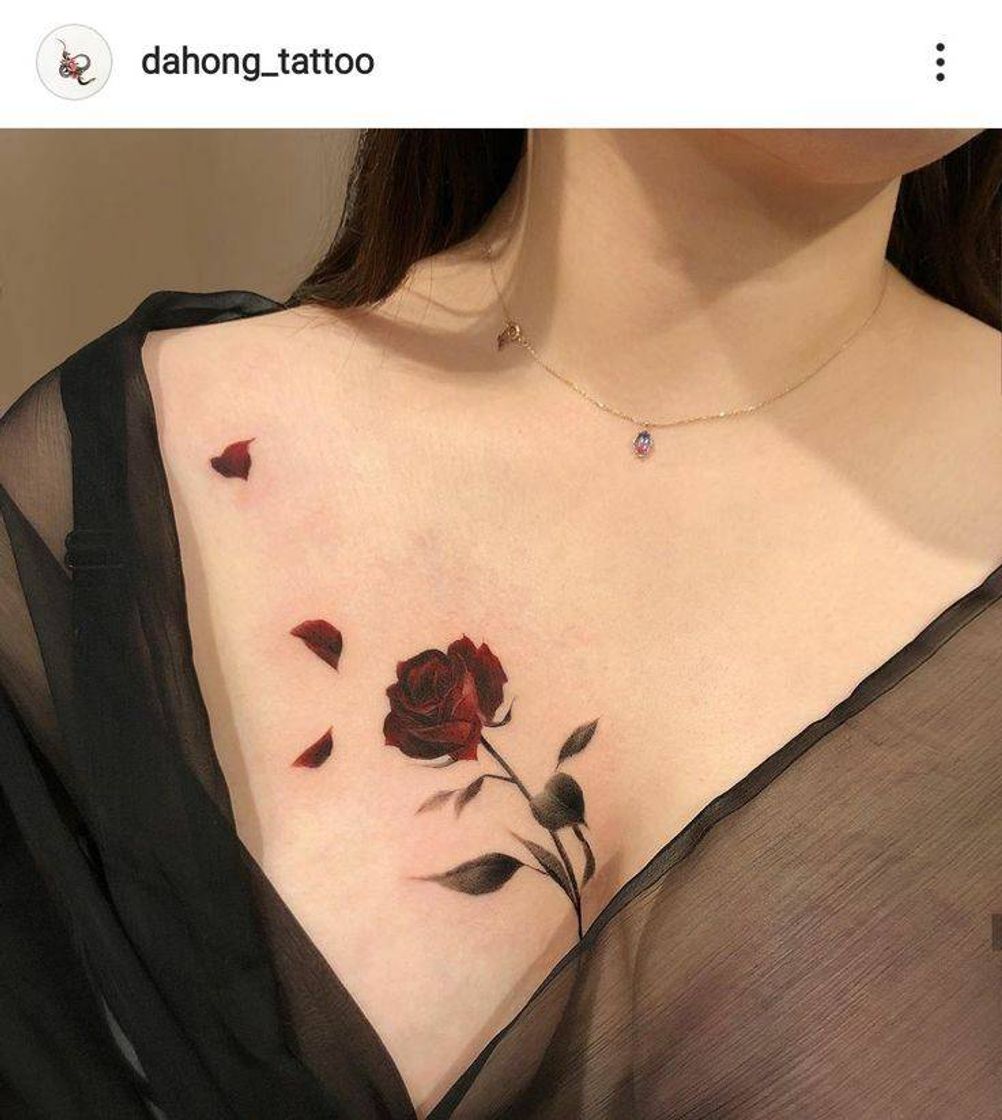 Moda Tatuagem de rosa no peito