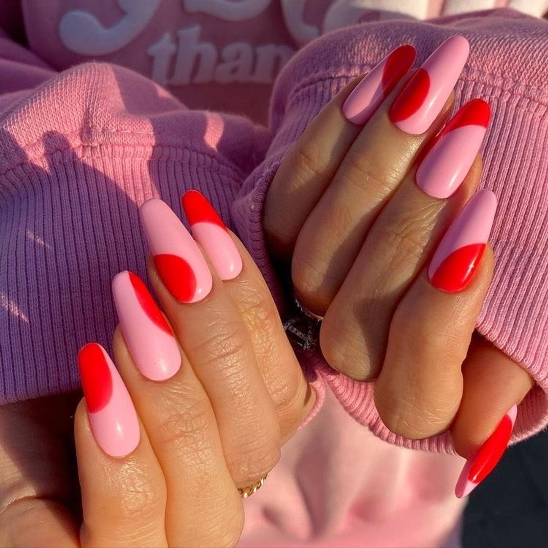 Moda Nails vermelho com rosa. 