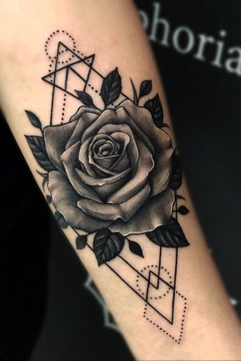 Tatuagem de rosas em black