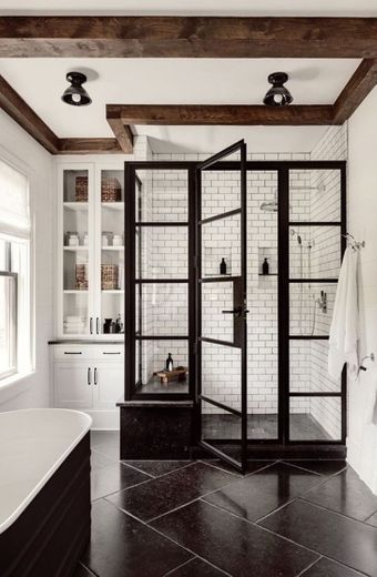Banheiro preto e branco 