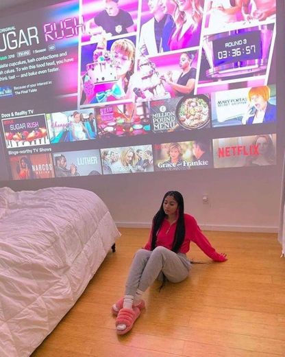 Netflix 🌈 na parede do quarto 