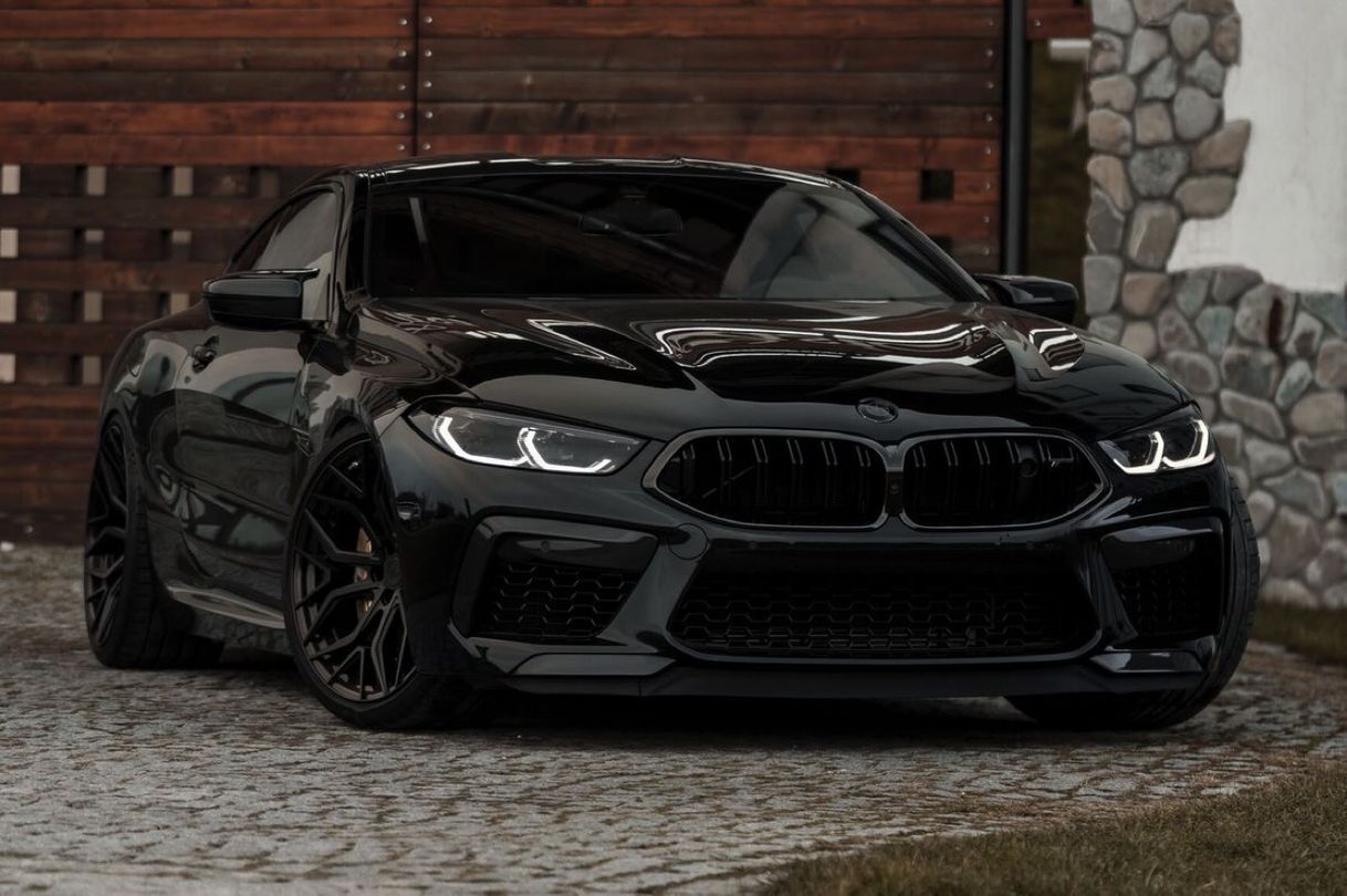 Social BMW M8