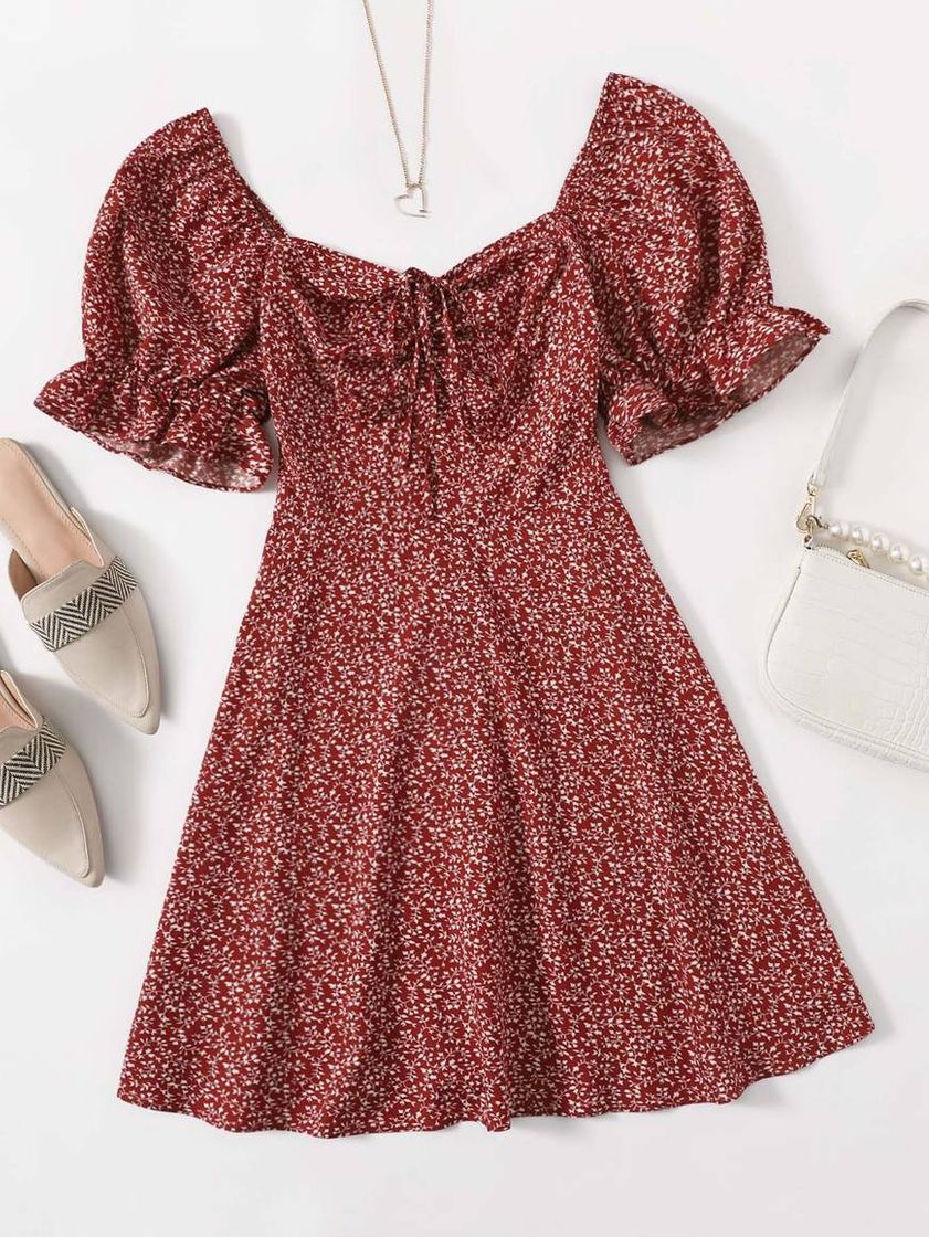 Social Vestido com pequenas estampas de flores.