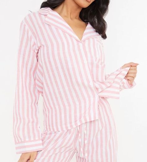 Conjunto de pijama rosa con raya diplomática de camisa y pan