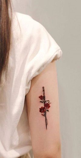 Tatuagem espada e flores 