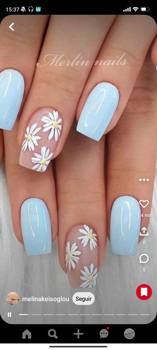 Moda Uñas azules con flores blancas 