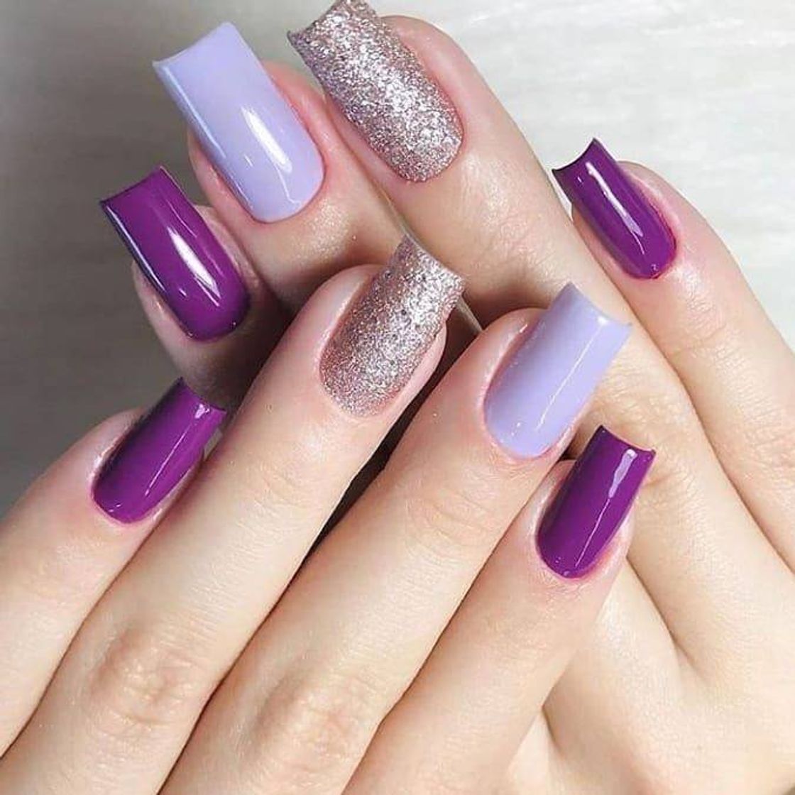 Fashion Unhas lilás com glitter 💜