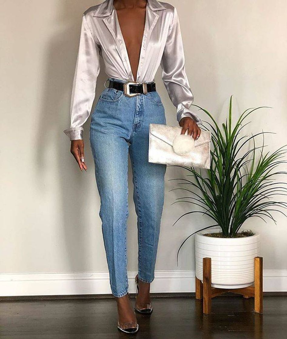 Moda Look simples com calça jeans e uma blusa social de cetim 🤍