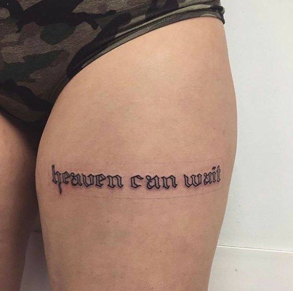 Fashion tatuagem "o paraíso pode esperar."