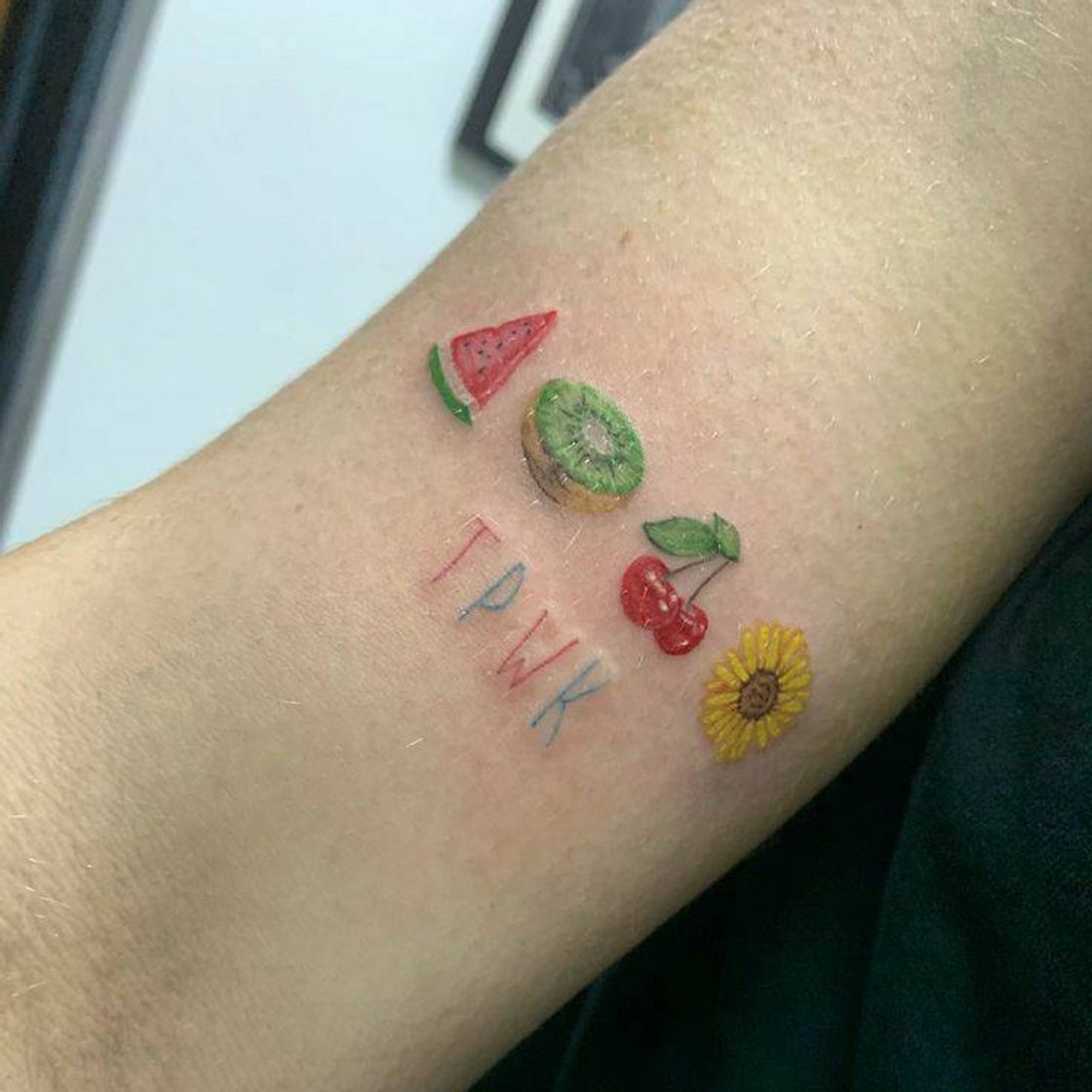 Fashion tatuagem "treat people with kindness".