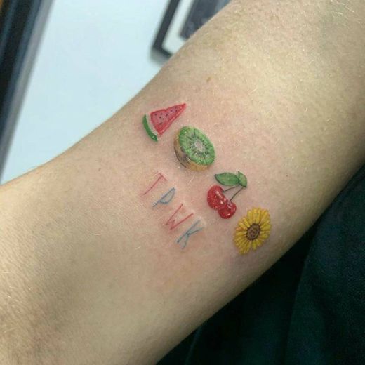 tatuagem "treat people with kindness".