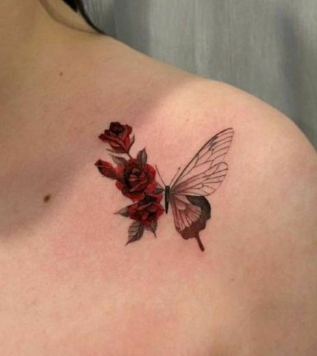 Tatuagem de borboleta com rosas