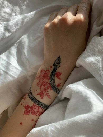 Tatuagem de cobra com flores