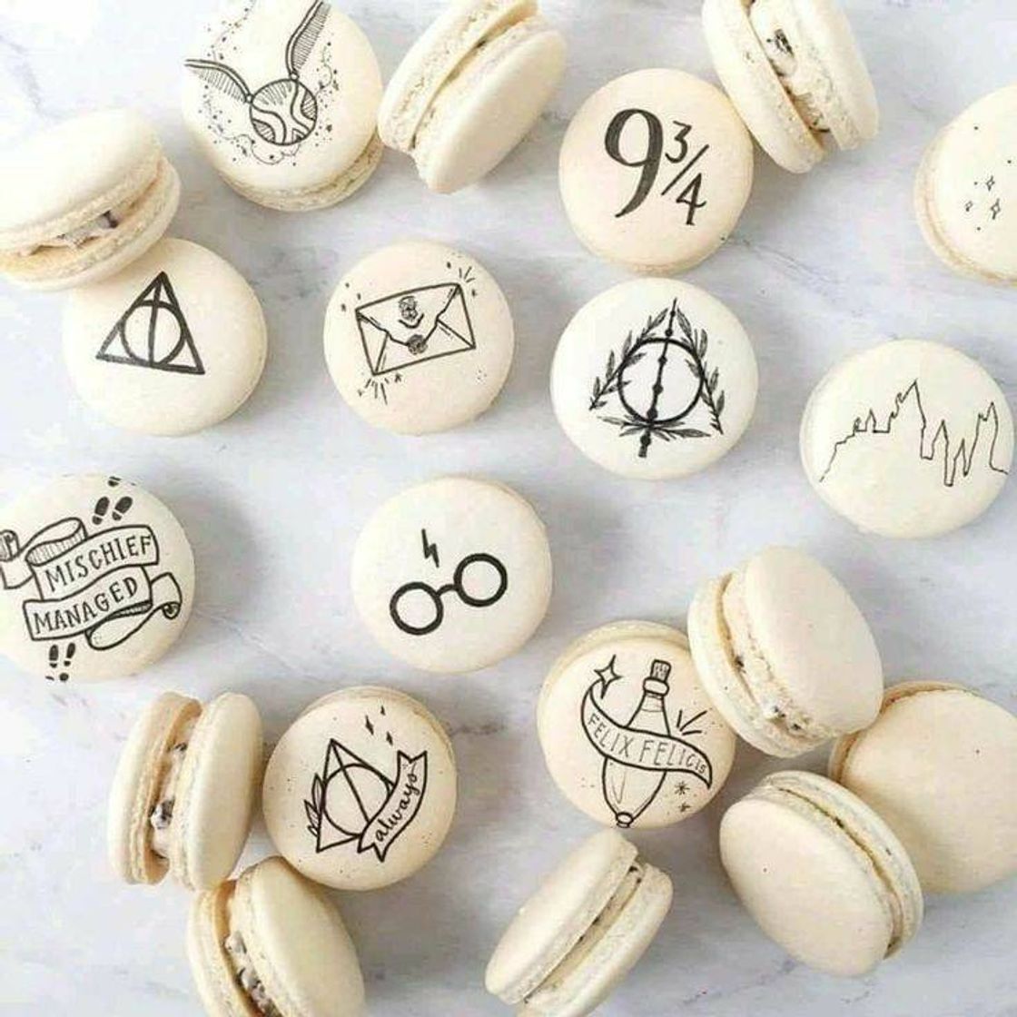 Social Harry Potter and the macarrons❤️