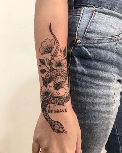 tatuagem cobra com flor