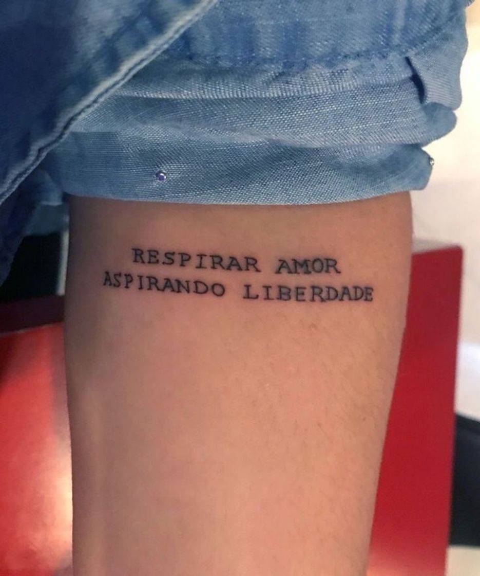 Moda tatuagem frase