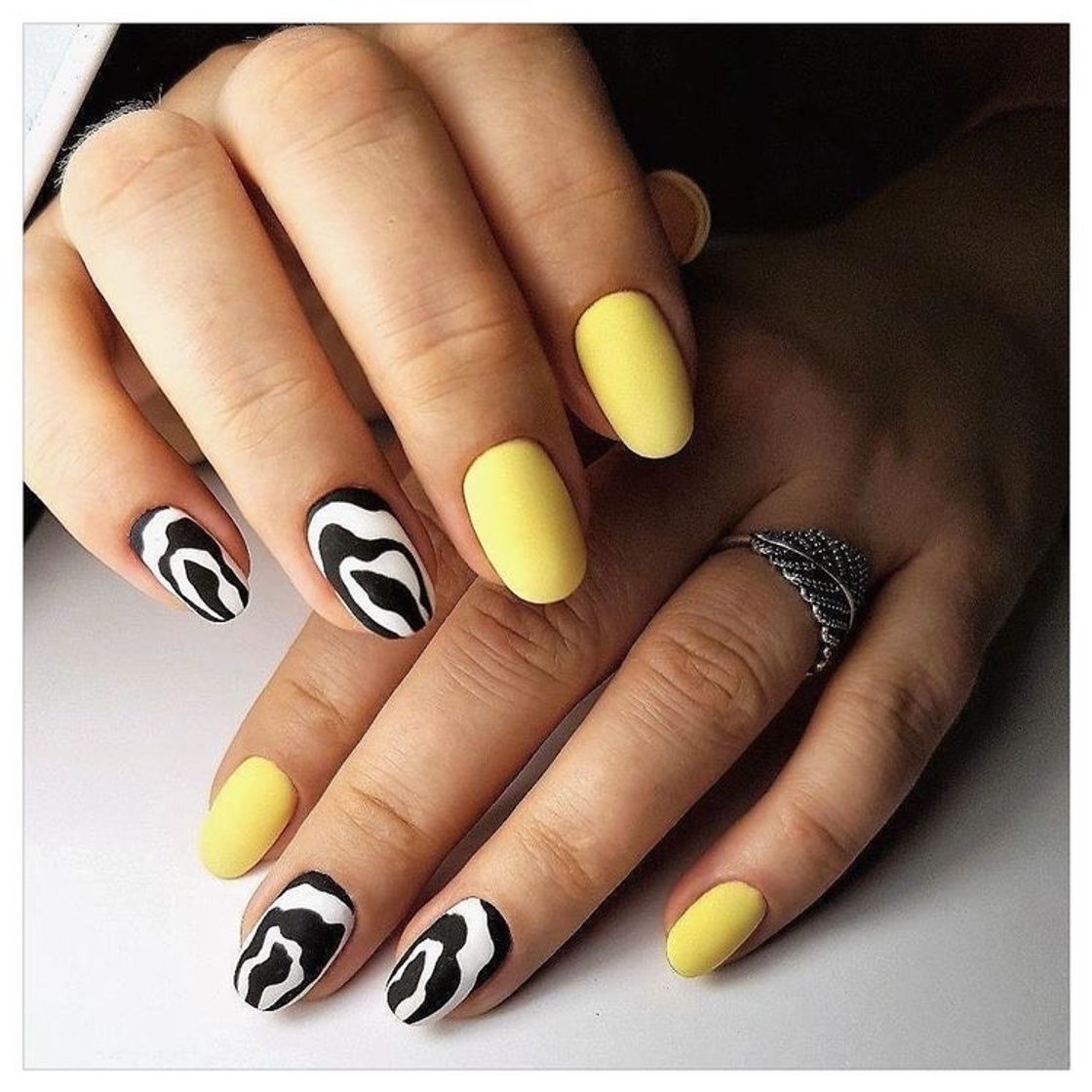 Fashion Unhas amarelas com zebrinha 🦓