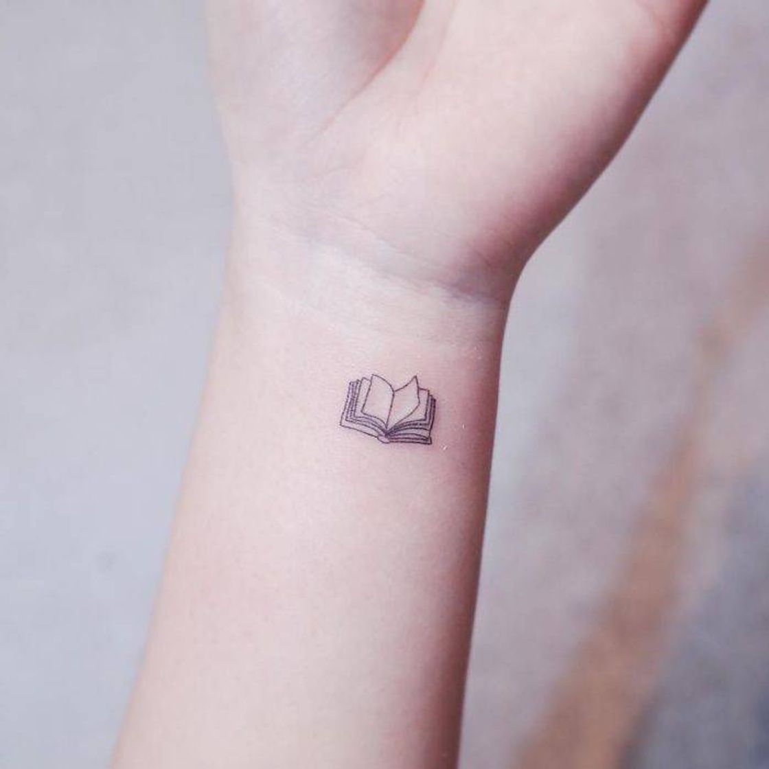 Moda Tatto no pulso minimalista 