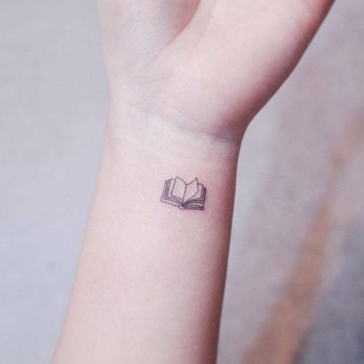Tatto no pulso minimalista 