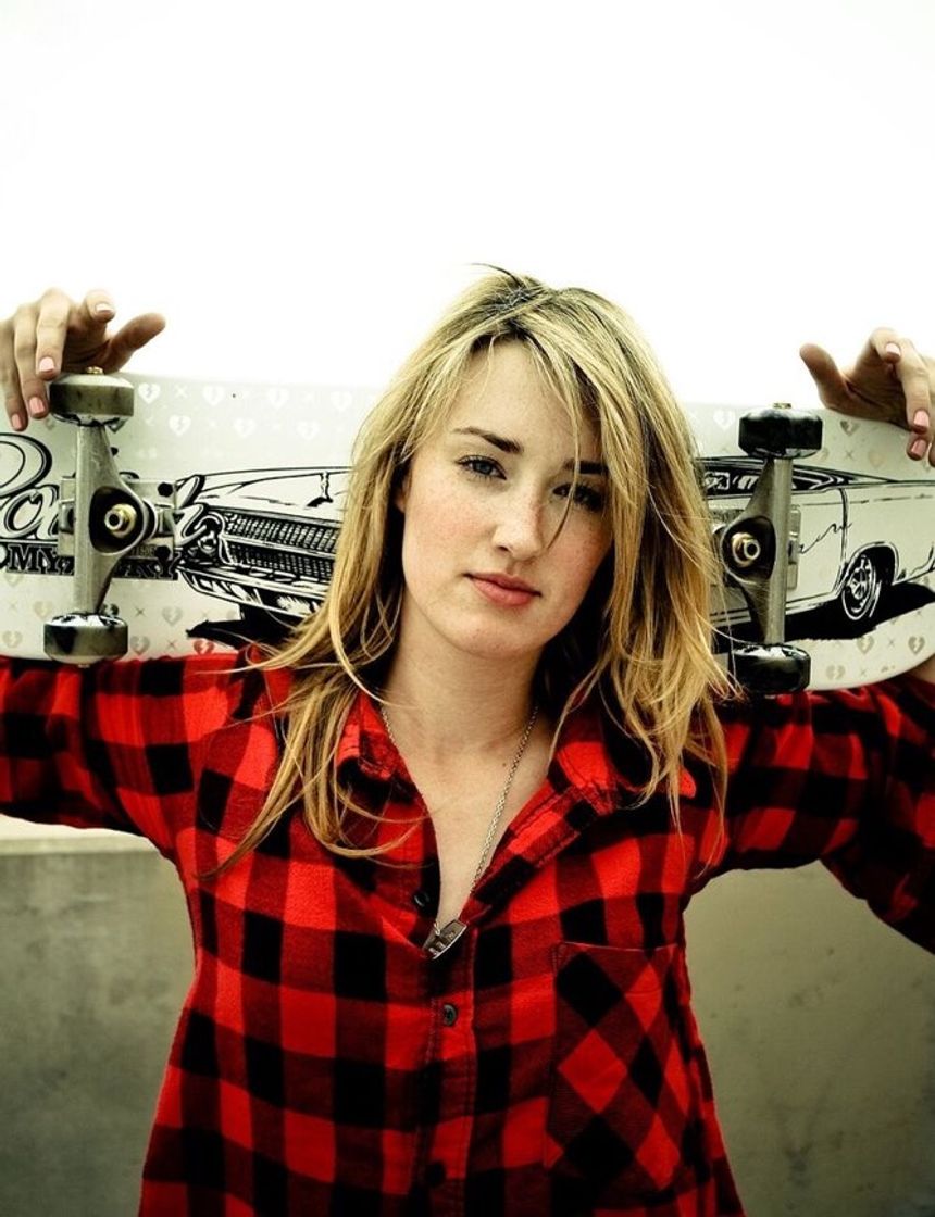 Fashion Ashley Johnson 