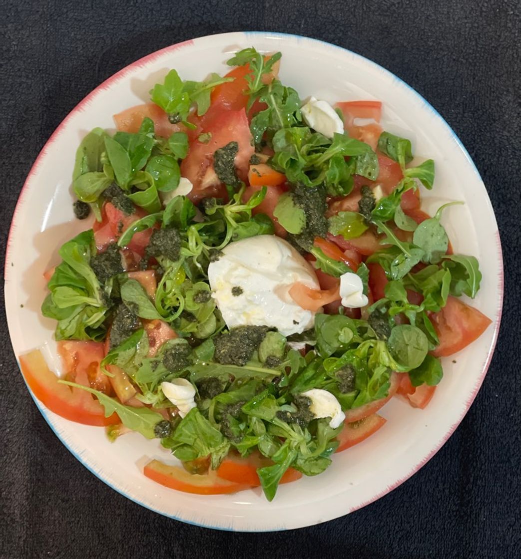 Fashion Ensalada de tomate, pesto verde, burrata y rúcula