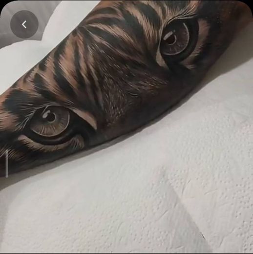 Tattoo de tigre em preto e cinza