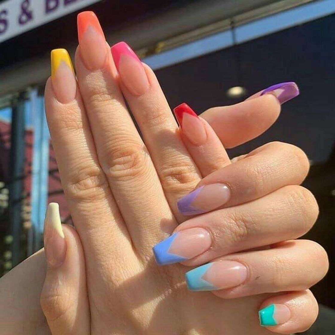 Moda Colored Fingernails.  💅