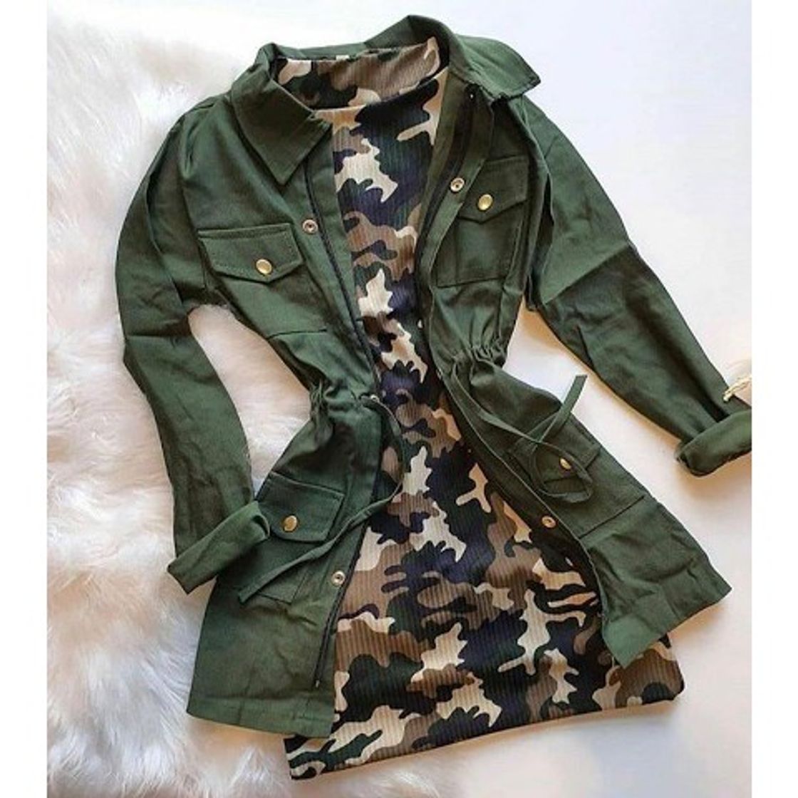 Fashion Conjunto parka verde militar e vestido canelado camuflado 