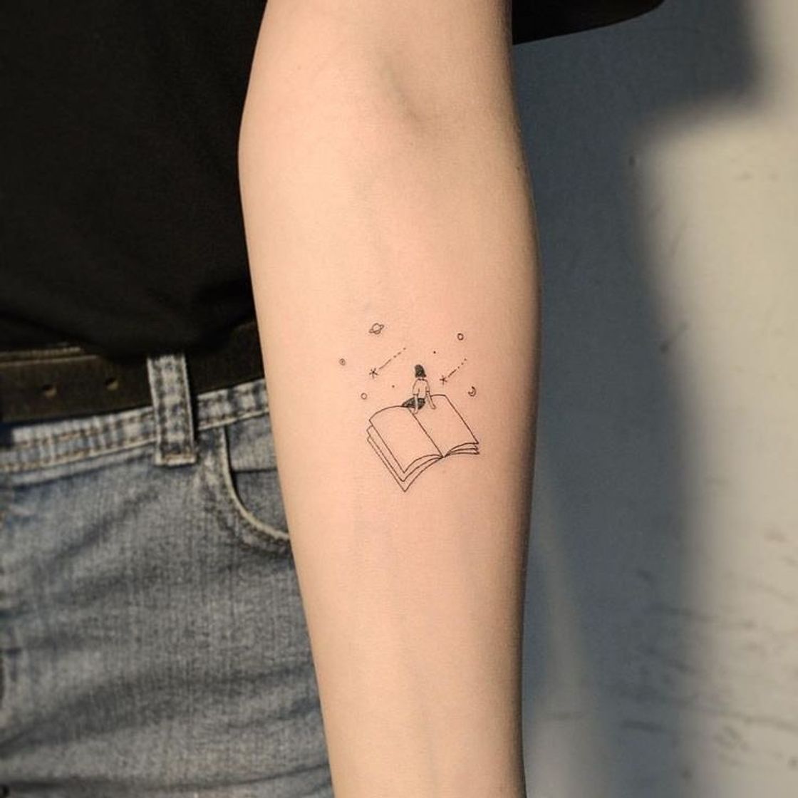 ✨Tattoo minimalista para amantes da leitura✨