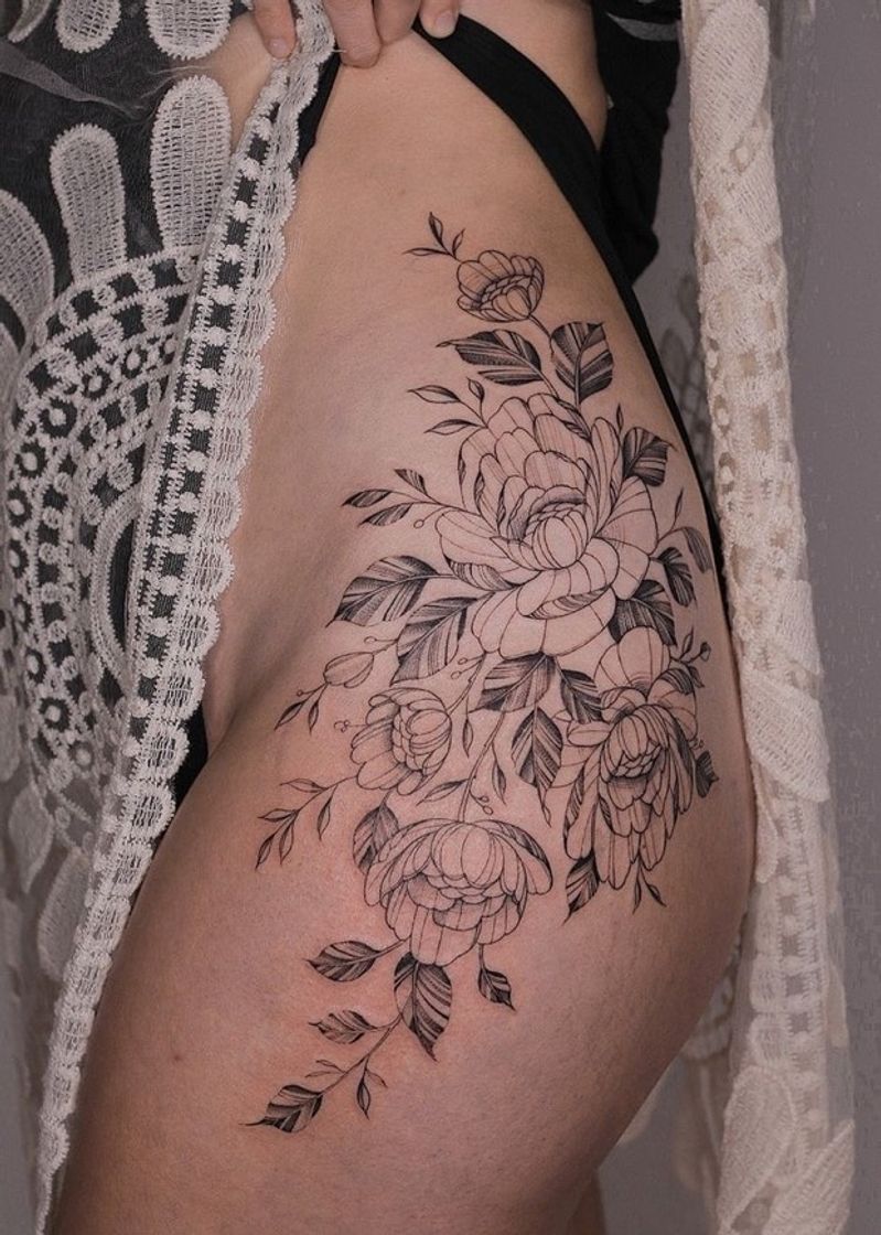 ✨tattoo floral no quadril✨