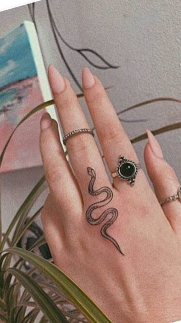 Social Tattoo de cobra no dedo