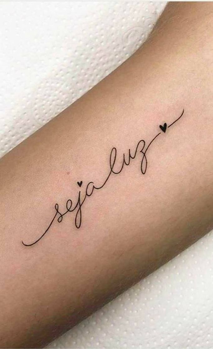 Fashion  Tatuagem com essa frase: Seja luz 