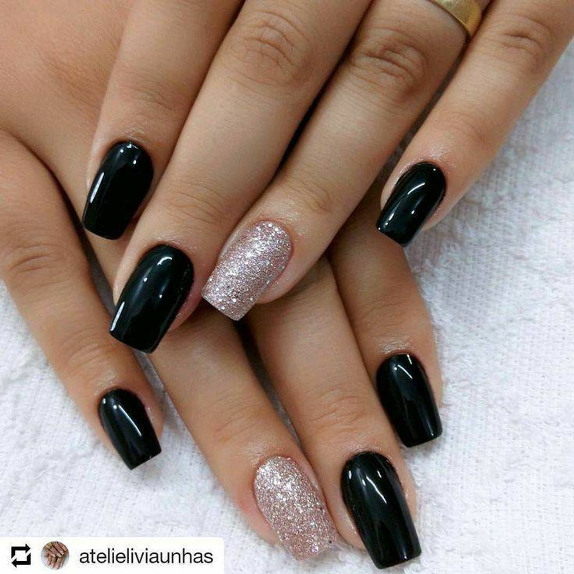 Fashion inspiração de unhas preto e gliter