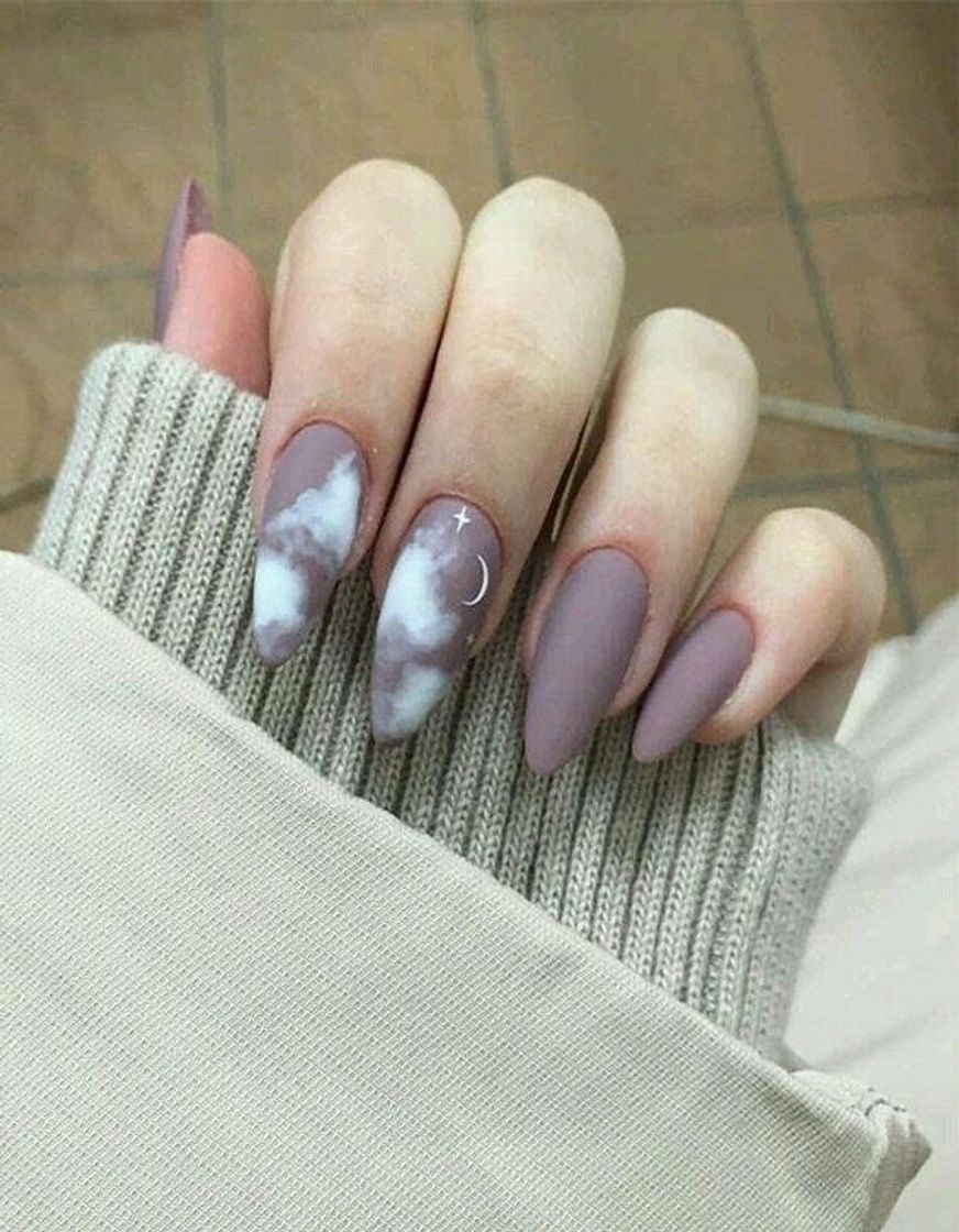 Fashion uñas marrones con nubecitas