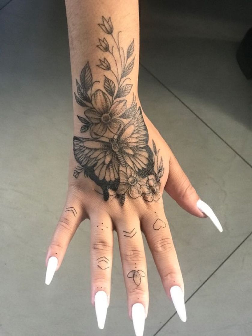 Fashion Tatoo feminina na mão 