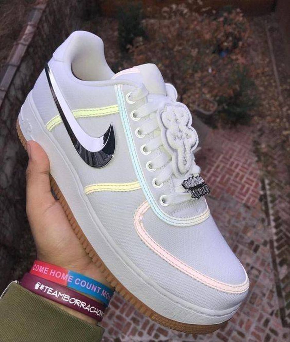 Moda Nike branco que brilha no escuro