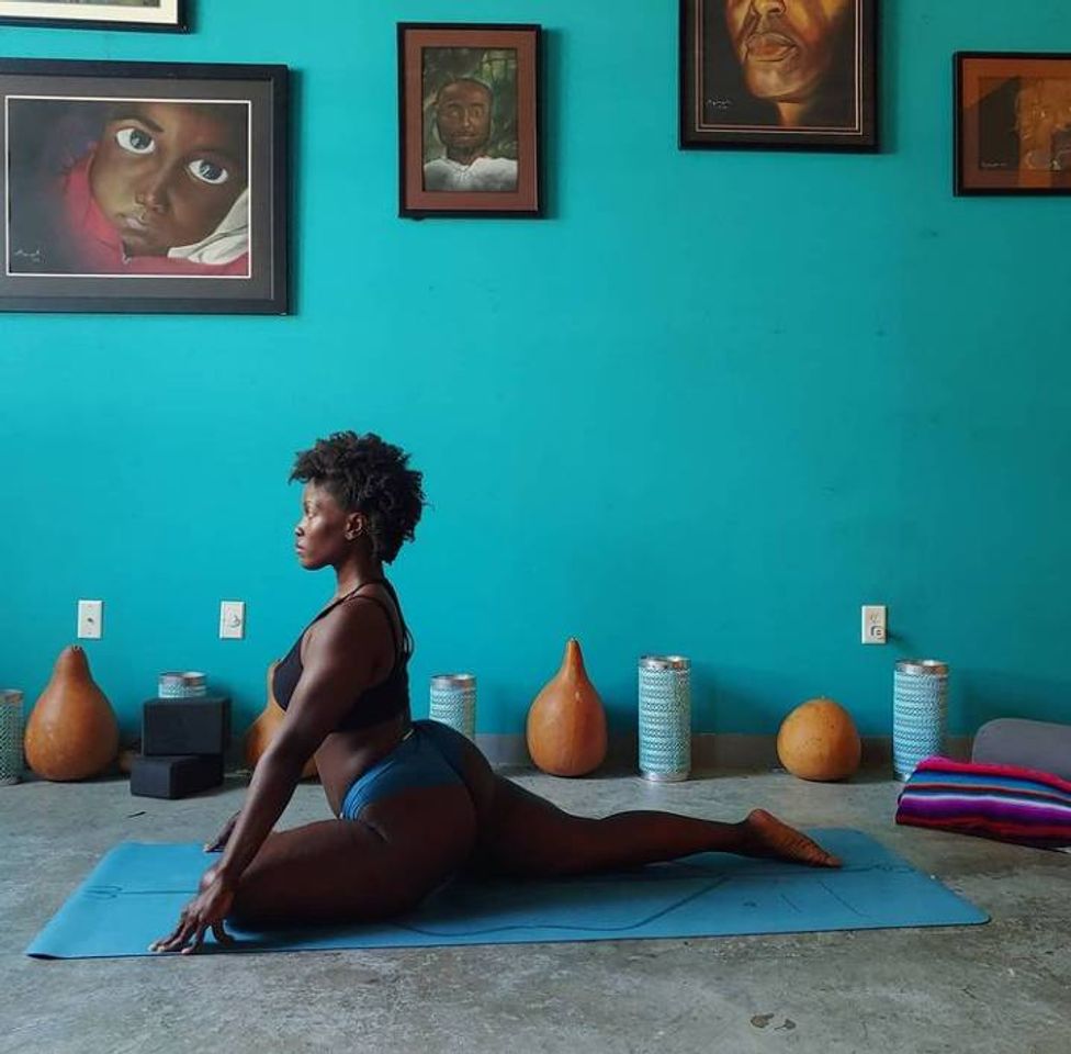 Moda Poses de Yoga para acalmar seu corpo & mente 🌌