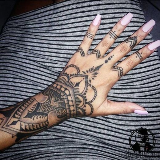 tatuagem na mão 