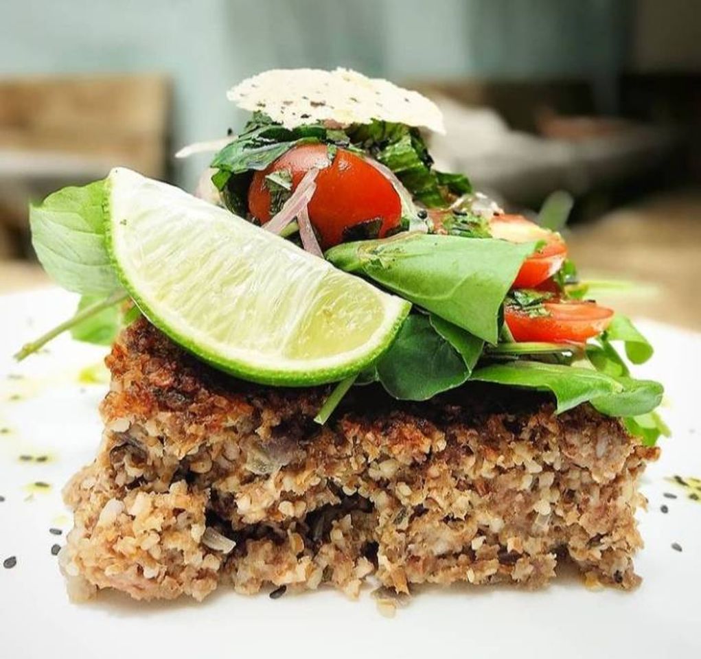 Fashion Kibe servido com salada e vinagrete hortelã😋