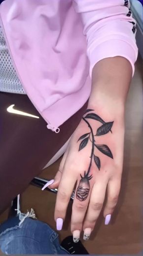 Tattoo rosa na mão