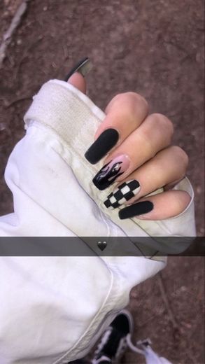 black nail