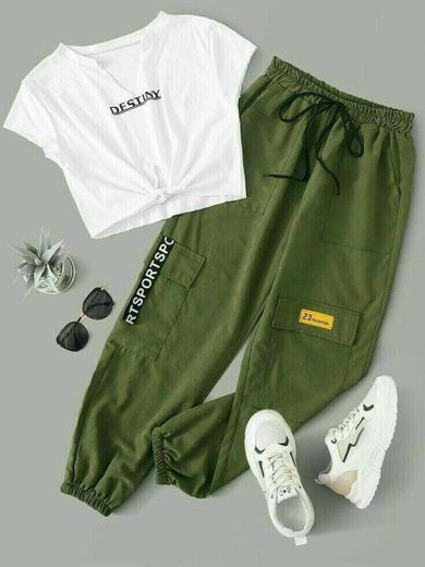 conjuntinho de blusinha branca com calça jogger verde