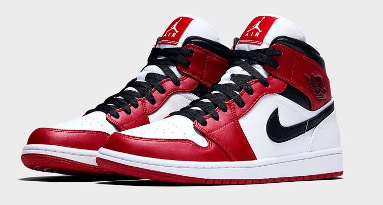 Social Jordan Mid! Esse é o Chicago Black Toe!