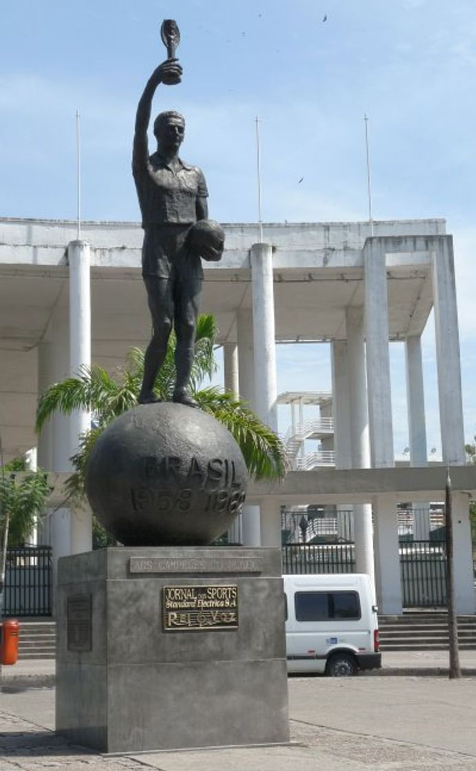 Place Bellini statue